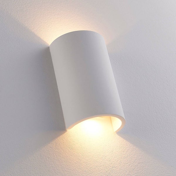 Moderne halbrunde Wandleuchte aus Gips mit Lichtaustritt nach oben und unten für indirekte Innenbeleuchtung.