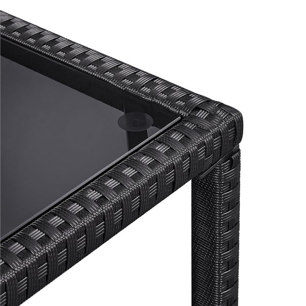 Detailansicht eines Rattantisches mit Glasplatte