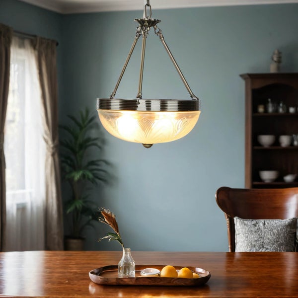 Hängelampe im Speisezimmer mit Holztisch und Dekoration