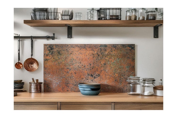 Küchenszene mit Küchenutensilien, Geschirr und Holzelementen für eine helle und organisierte Atmosphäre.