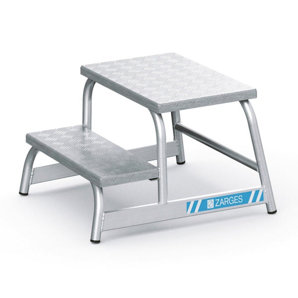 Aluminium-Arbeitstritt von Zarges mit zwei Stufen und profilierter Standfläche. Zarges Logo.