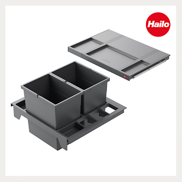 Hailo Mülltrennsystem in Grau mit zwei Abfalleimern, ausziehbarem Deckel und Bodenrahmen mit Ablagefächern. Hailo Logo.