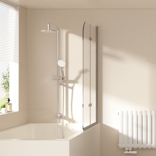 Modernes Badezimmer mit Badewanne, verchromtem Duschsystem mit Regendusche, gläserner Badewannenwand und weißem Heizkörper.