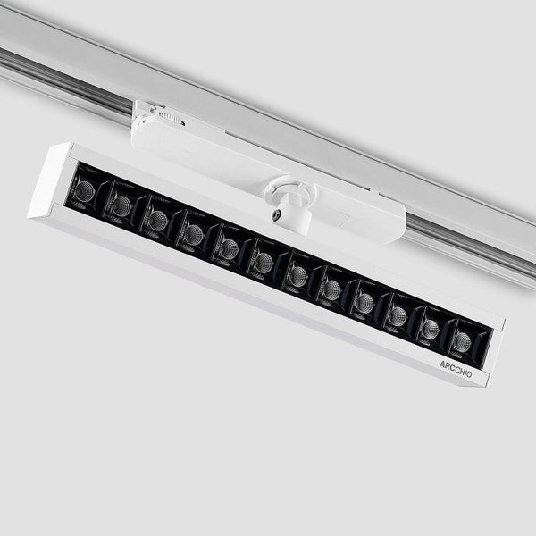 Arcchio LED-Schienenstrahler in Weiß mit schwarzen Reflektoren und 12 LED-Zellen.