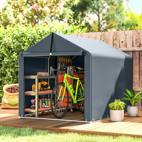 Graues Fahrradzelt aus Stoff mit Metallrahmen auf einer Holzterrasse im Garten, im Inneren befinden sich ein Fahrrad und ein Werkzeugregal.