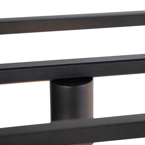 Detailansicht eines Metallregals mit rechteckigen Streben und runden Verbindungsstücken