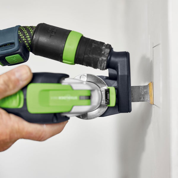 Oszillierendes Werkzeug beim Sägen in eine Wand