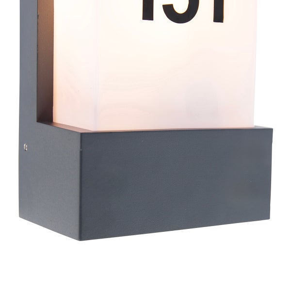 Hausnummernleuchte für den Außenbereich mit anthrazitfarbenem Metallsockel und weißem Kunststoffdiffusor.