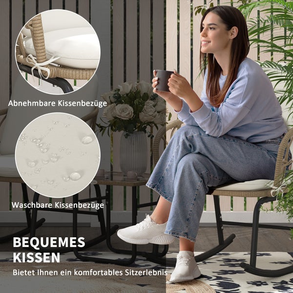 Frau auf Garten-Schaukelstuhl aus Metall und Geflecht. Detailansichten zeigen abnehmbare, waschbare und wasserabweisende helle Kissenbezüge.