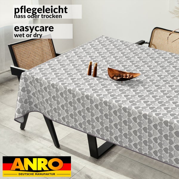 Tischdecke mit Herzmuster auf einem Esstisch