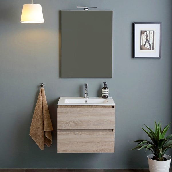 Modernes Badezimmer mit Waschtisch, Spiegel und Handtuch