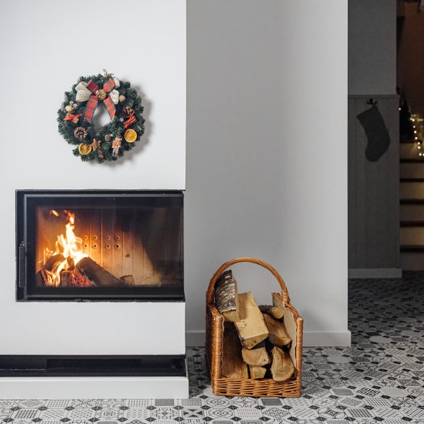 Modernes helles Wohnzimmer mit hellem Holzboden, einem braunen Ledersofa und großen Glasfronten mit Blick in den Garten.