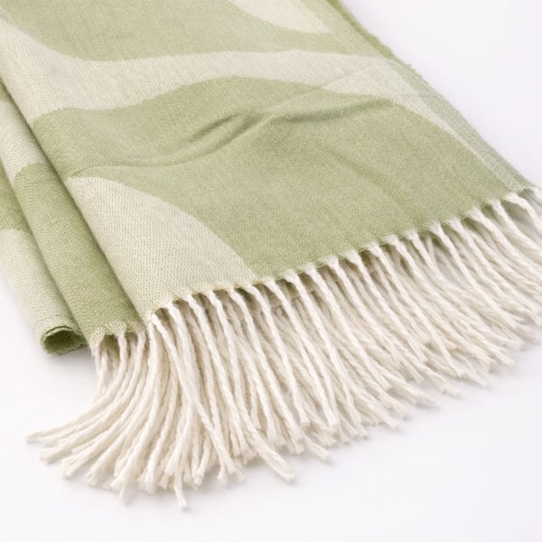 Grüne Wohndecke mit Wellenmuster und weißen Fransen