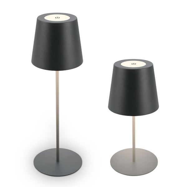 Zwei moderne schwarze Tischleuchten in verschiedenen Höhen mit konischen Schirmen und Touch-Schalter an der Oberseite.
