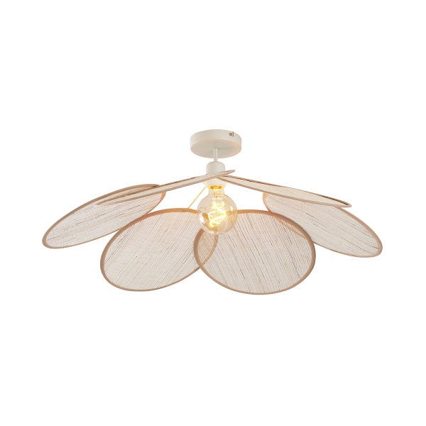 Deckenleuchte mit fünf blattförmigen Schirmen aus naturfarbenem Geflecht und sichtbarer Filament-Glühbirne.