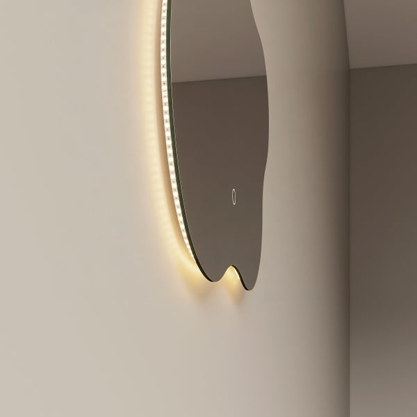 Wandspiegel in unregelmäßiger Form mit LED-Hintergrundbeleuchtung und Touch-Schalter.