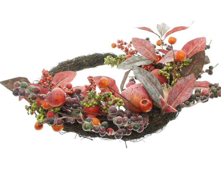 Herbstlicher Kranz mit künstlichen Beeren und Blättern als Dekoration