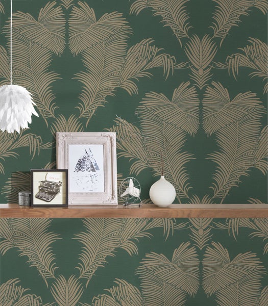 Dekoratives Zimmer mit grüner Tapete und Palmenmuster