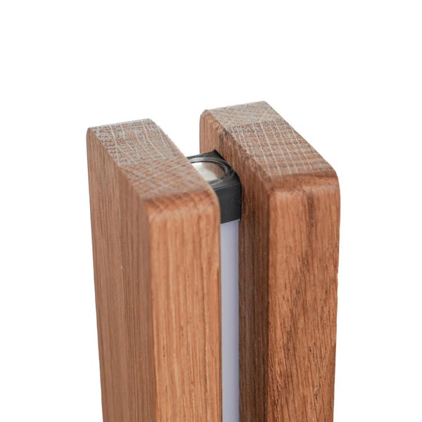 Detailansicht einer modernen Außenleuchte aus Holz mit integriertem Leuchtelement