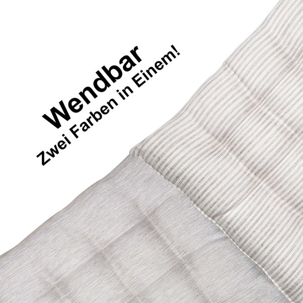 Wendbares Kissen mit zwei unterschiedlichen Seiten aus gestreiftem Webstoff.