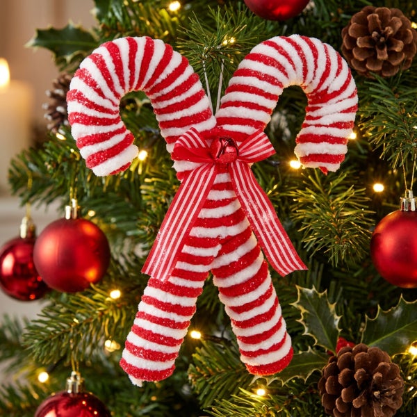 Weihnachtlicher Anhänger in Form von zwei Zuckerstangen mit Schleife am Weihnachtsbaum