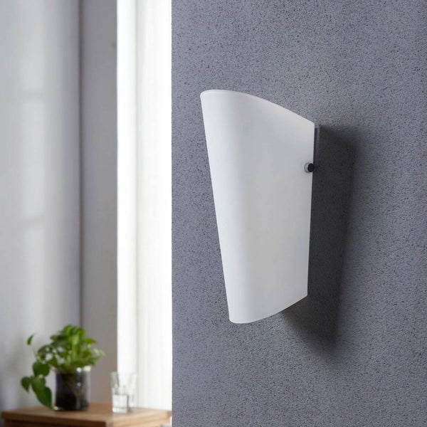 Moderne Wandleuchte mit weißem, gewölbtem Schirm aus Glas an einer Wand montiert in einem hellen Raum mit einer Zimmerpflanze.