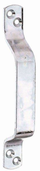 Gebogener Metallgriff mit Anschraubplatten zur vielseitigen Befestigung an Türen oder Toren.