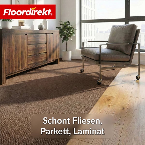 Wohnraum mit braunem Teppich, Kommode und Sessel.