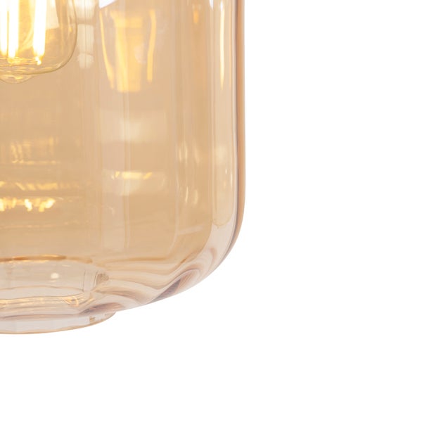 Detailaufnahme einer Pendelleuchte mit Lampenschirm aus Glas