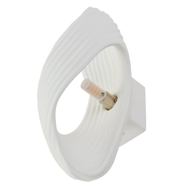 Wandleuchte aus Gips in Weiß mit gewellter Struktur und sichtbarem Leuchtmittel.