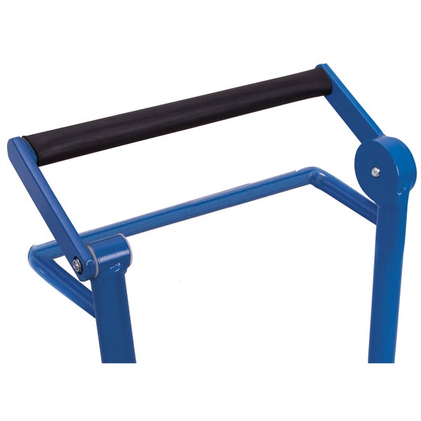 Blauer Metallgriff mit schwarzer Polsterung für Transportwagen.
