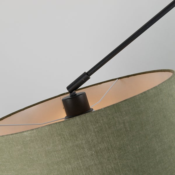 Detailaufnahme einer Stehlampe mit Stoffschirm und schwarzem Lampenfuß