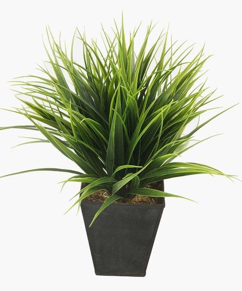 Künstliche grüne Grashalme in der Detailansicht.