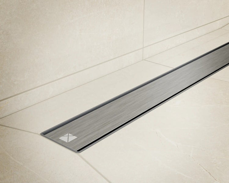 Edelstahlduschrinne mit Logo im Badezimmer