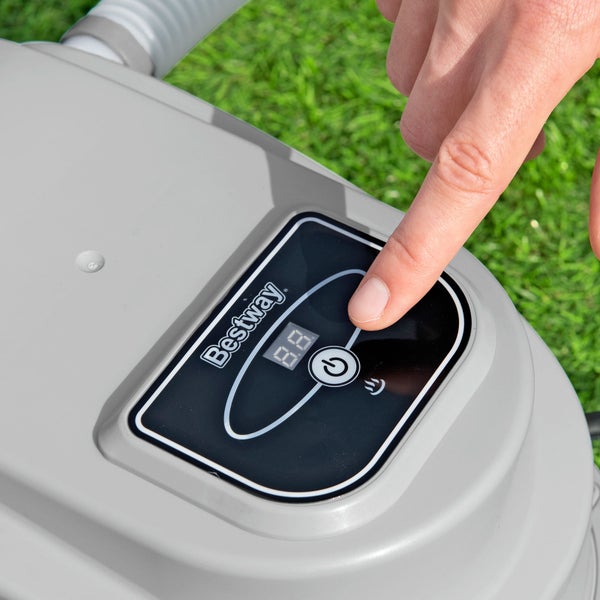 Bestway Logo auf einer Filterpumpe für Pools. Eine Hand drückt den Startknopf.