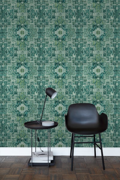 Wohnraum mit gemusterter Tapete, kleinem Tisch und Stuhl