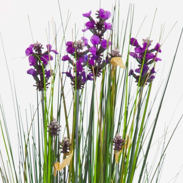 Künstliche Lavendelpflanze mit violetten Blüten und grünem Gras zur Dekoration