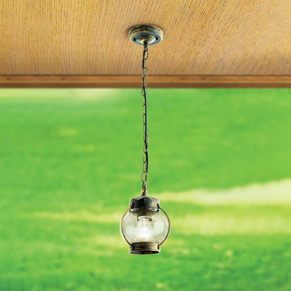 Antike Außenhängeleuchte mit Kette und runder Glaskugel an einer Holzdecke.