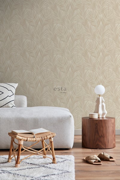 Beige Tapete mit Palmenblattmuster in einem Wohnzimmer