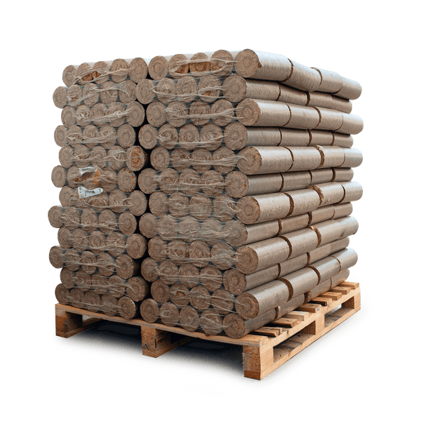 Zylindrische Holzbriketts auf einer Palette, gestapelt und in Folie verpackt.