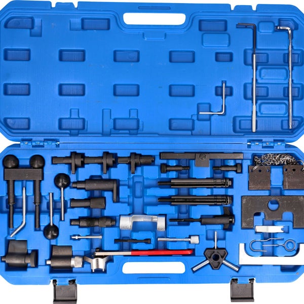 Werkzeugsatz für die Motorreparatur in einem blauen Kunststoffkoffer