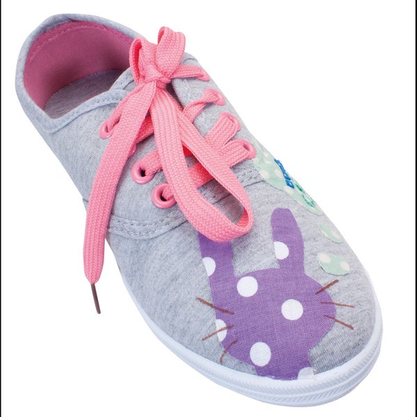 Kindersneaker mit Schnürsenkeln und Hasenmotiv auf dem Vorderblatt