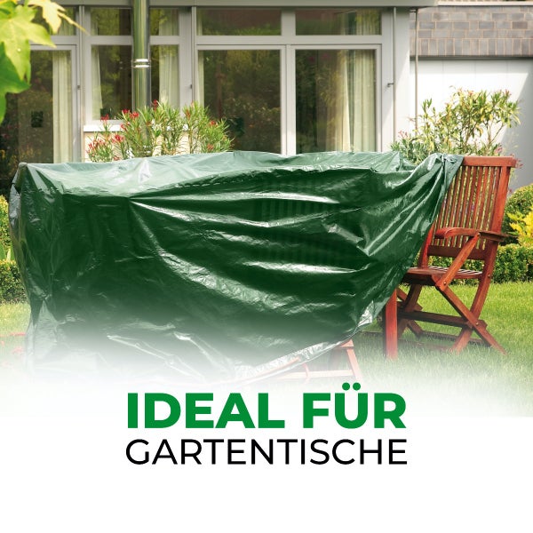 Grüne Schutzhülle über einem Gartentisch auf einer Rasenfläche neben einem Gartenstuhl aus Holz.