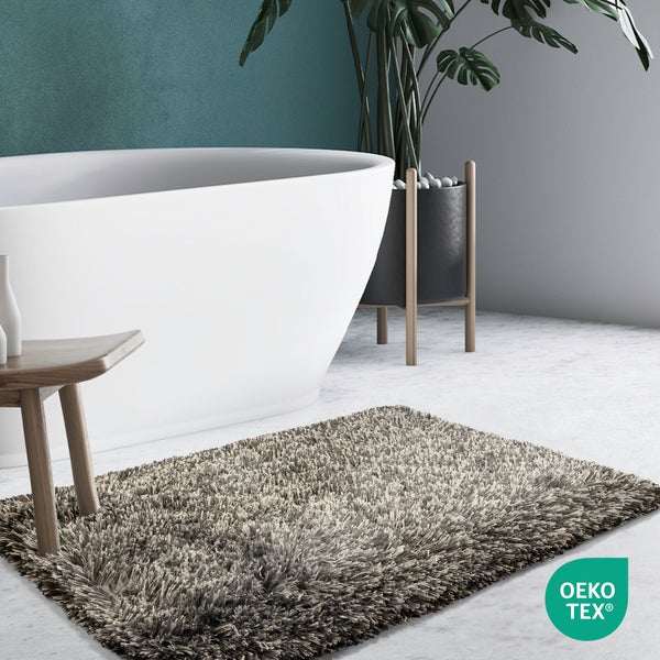 Badezimmer mit Badewanne, Beistelltisch, Zimmerpflanze, Badvorleger und OEKO-TEX Siegel