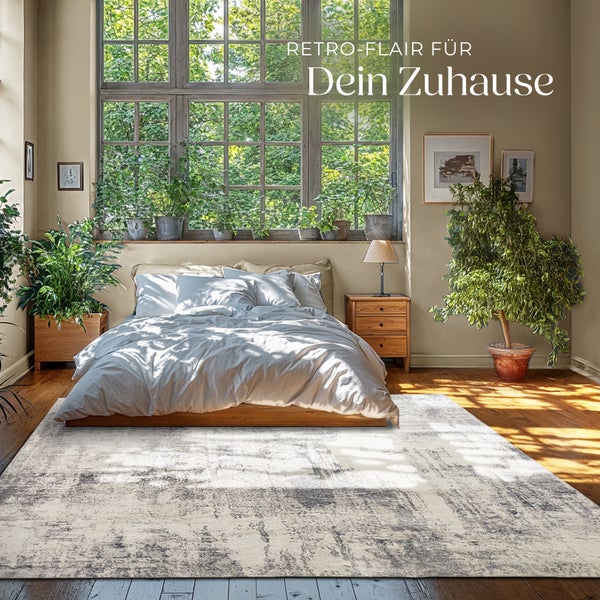 Helles Schlafzimmer mit Doppelbett, Pflanzen und abstraktem Teppich