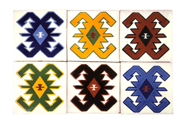 Sechs quadratische Fliesen mit geometrischen Mustern