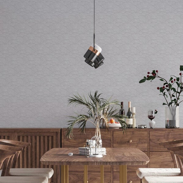 Szene mit gemusterter Tapete, Kommode, Dekorationsgegenständen und Stuhl.