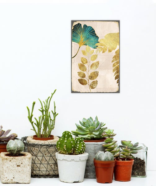 Verschiedene Sukkulenten und Kakteen in Töpfen aus Stein und Terrakotta. Darüber ein botanisches Wandbild mit gold-blauen Blattmotiven.