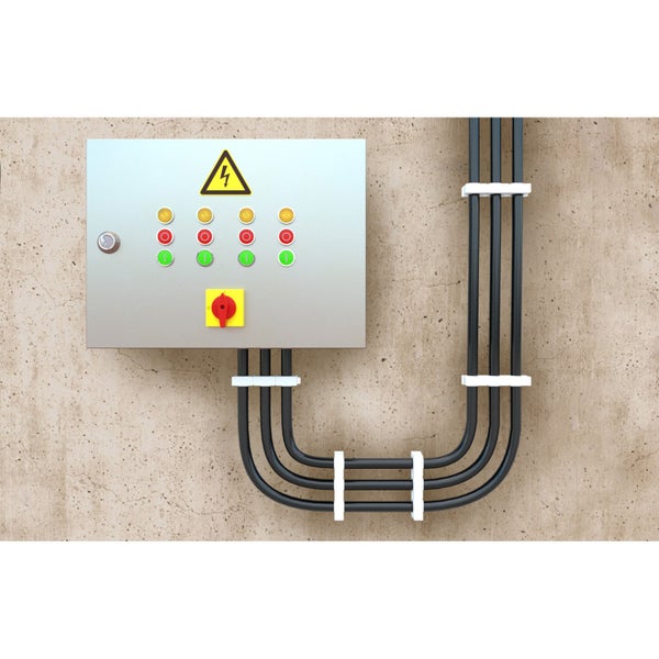 Installationsverteiler mit Warnzeichen für elektrische Spannung und Kabel an der Wand