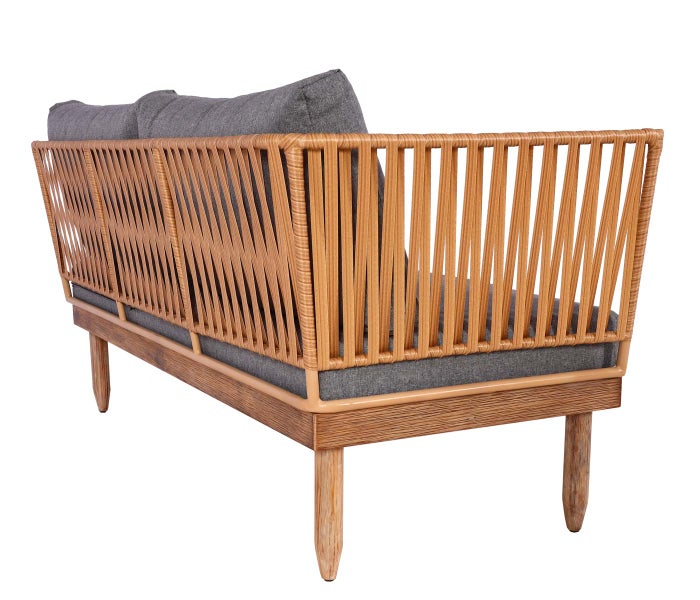 Gartensofa mit Holzgestell, Rückenlehne aus hellbraunem Kunststoffgeflecht und grauen Polstern, Rückansicht.
